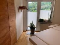 Behandlungszimmer mit Liege (2)