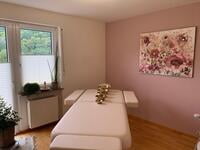 Behandlungszimmer mit Liege (3)