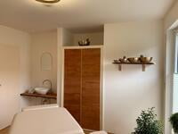 Behandlungszimmer mit Liege (4)
