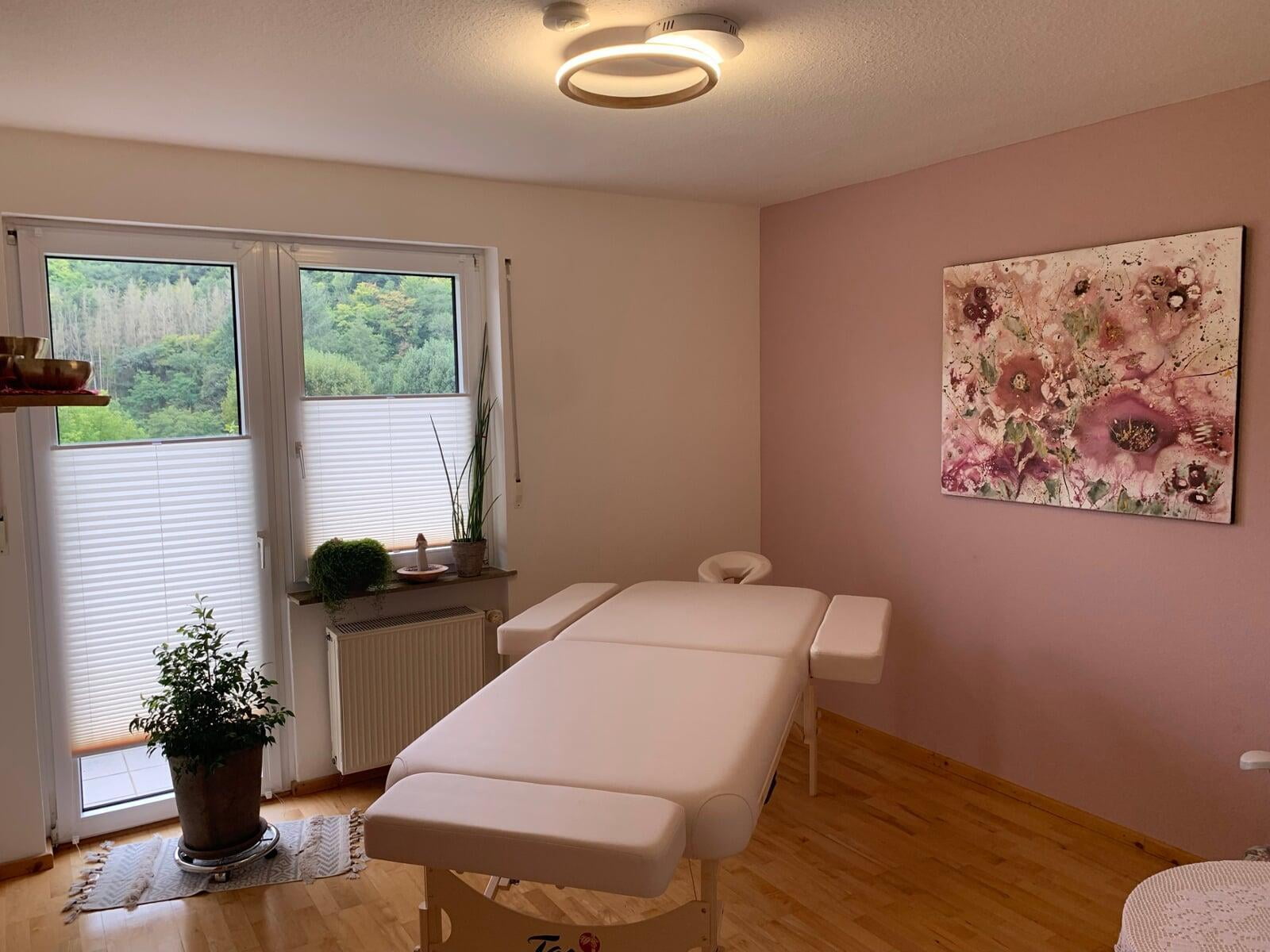 Behandlungszimmer mit Liege (1)